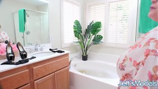 BBW Bunny De La Cruz Enjoys a Hot Bathroom Wanking Session