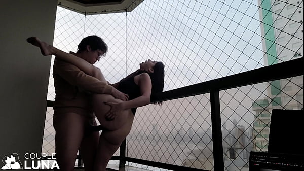 Casada Safadinha Chupando Pau Grande e Dando Gostoso a Bucetinha na Varanda pra Gozarem Dentro! (SEX IN PUBLIC PLACES) Balneário Camboriú