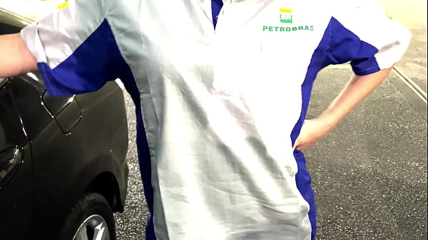 Frentista caiu na net dando o cu no posto de gasolina