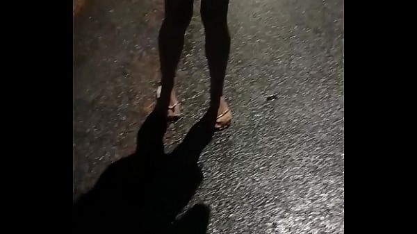 Mostrando os peitos na rua