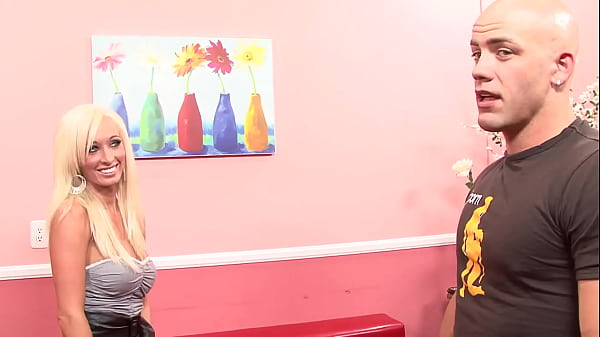 Sex expert woman Lichelle Marie a slut with sexy tattoos and gold hair frantically trumpets to enjoy