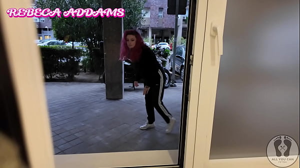 4K I CAUGHT A GIRL BURGLAR TRY TO ESCAPE FIGHTING WITH KICKS